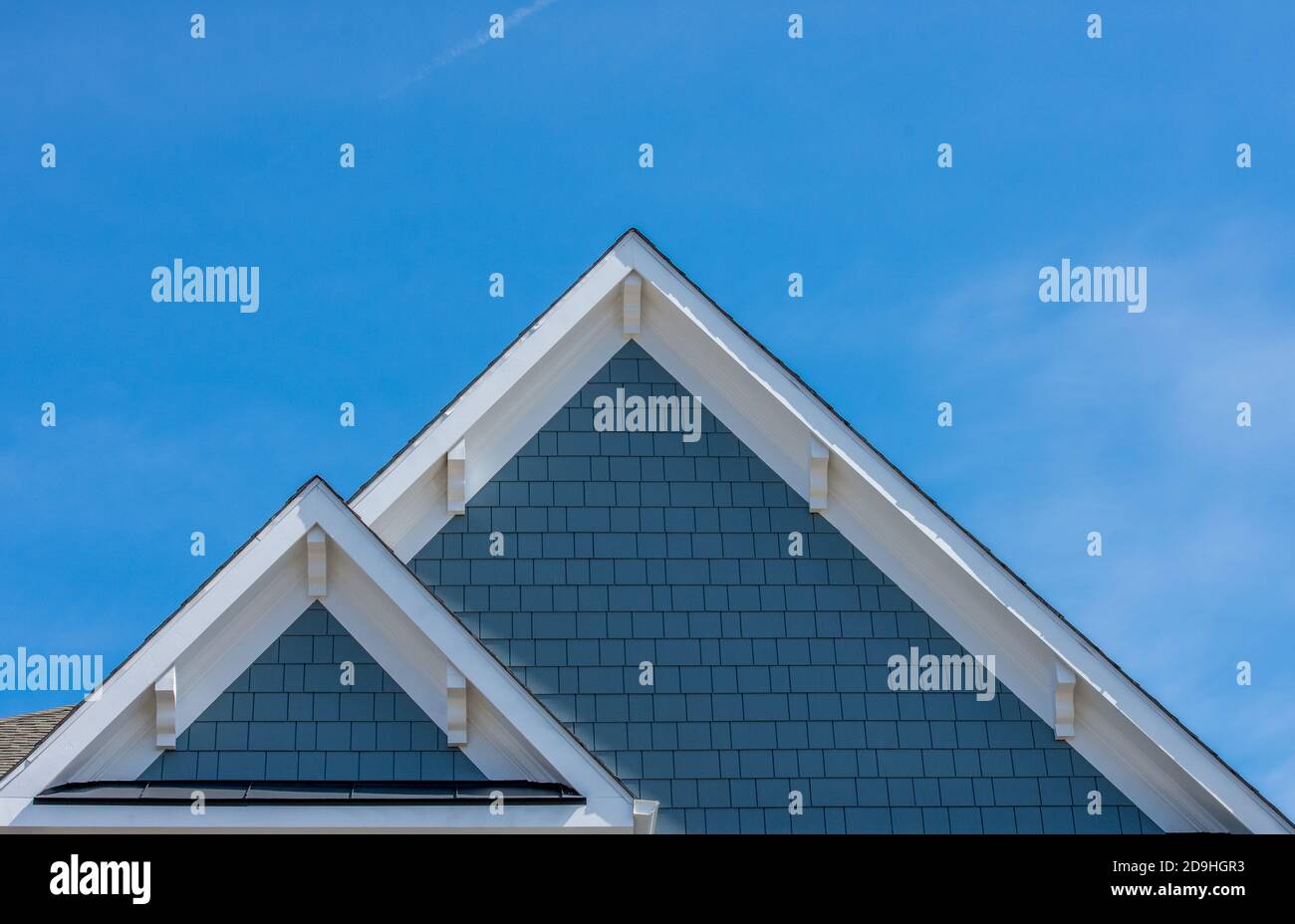 Weißer Dachboden-Fensterlüfter auf blauem Dachboden, Giebel, Korbel, louvre auf einem Neubau Luxus amerikanischen Einfamilienhaus in der Ostküste USA mit blau Stockfoto