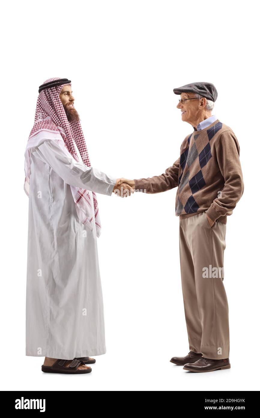 Ganzkörperaufnahme eines saudi-arabischen Mannes, der zittert Hände mit einem älteren Mann isoliert auf weißem Hintergrund Stockfoto
