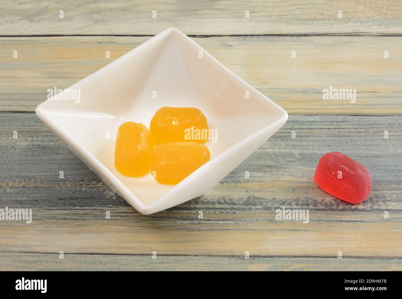 Mango und Erdbeer Pfeffer Obst Gelee Süßigkeiten in weißen Süßigkeiten Teller und auf dem Tisch Stockfoto