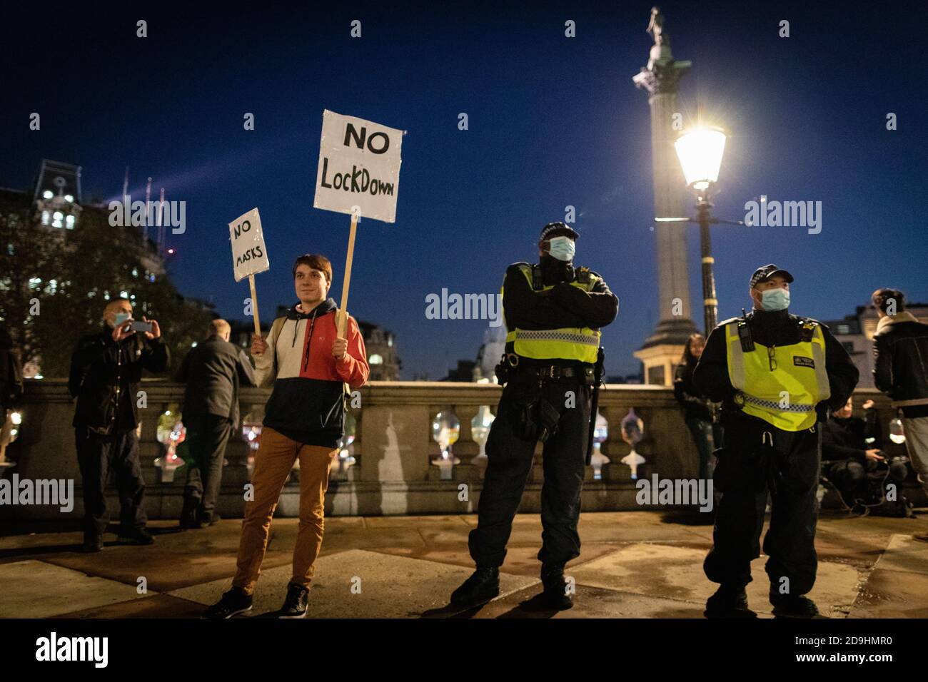 London, Großbritannien. November 2020. Ein Protestler hält Plakate während der Demonstration.die expect US Bewegung nimmt an ihrem jährlichen Million Mask March Teil. Die Anonymous-Bewegung zeigt Solidarität für eine Gesellschaft, die von der politischen Elite und den assoziierten Unternehmen marginalisiert wird. Kredit: SOPA Images Limited/Alamy Live Nachrichten Stockfoto