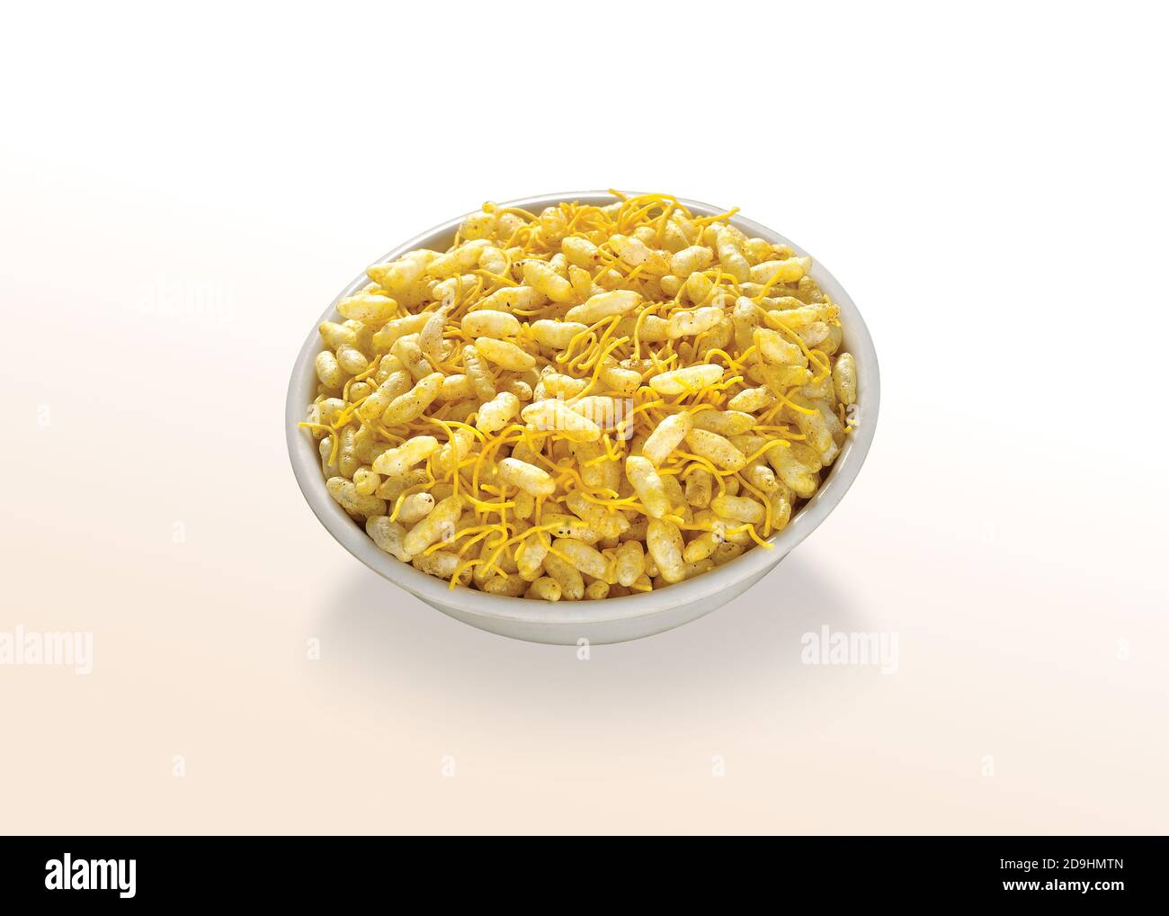 SEV Mamra ist ein indischer Snack. Es ist eine Mischung aus würzigen trockenen Zutaten wie Puffreis, herzhaften Nudeln und Erdnüssen Stockfoto