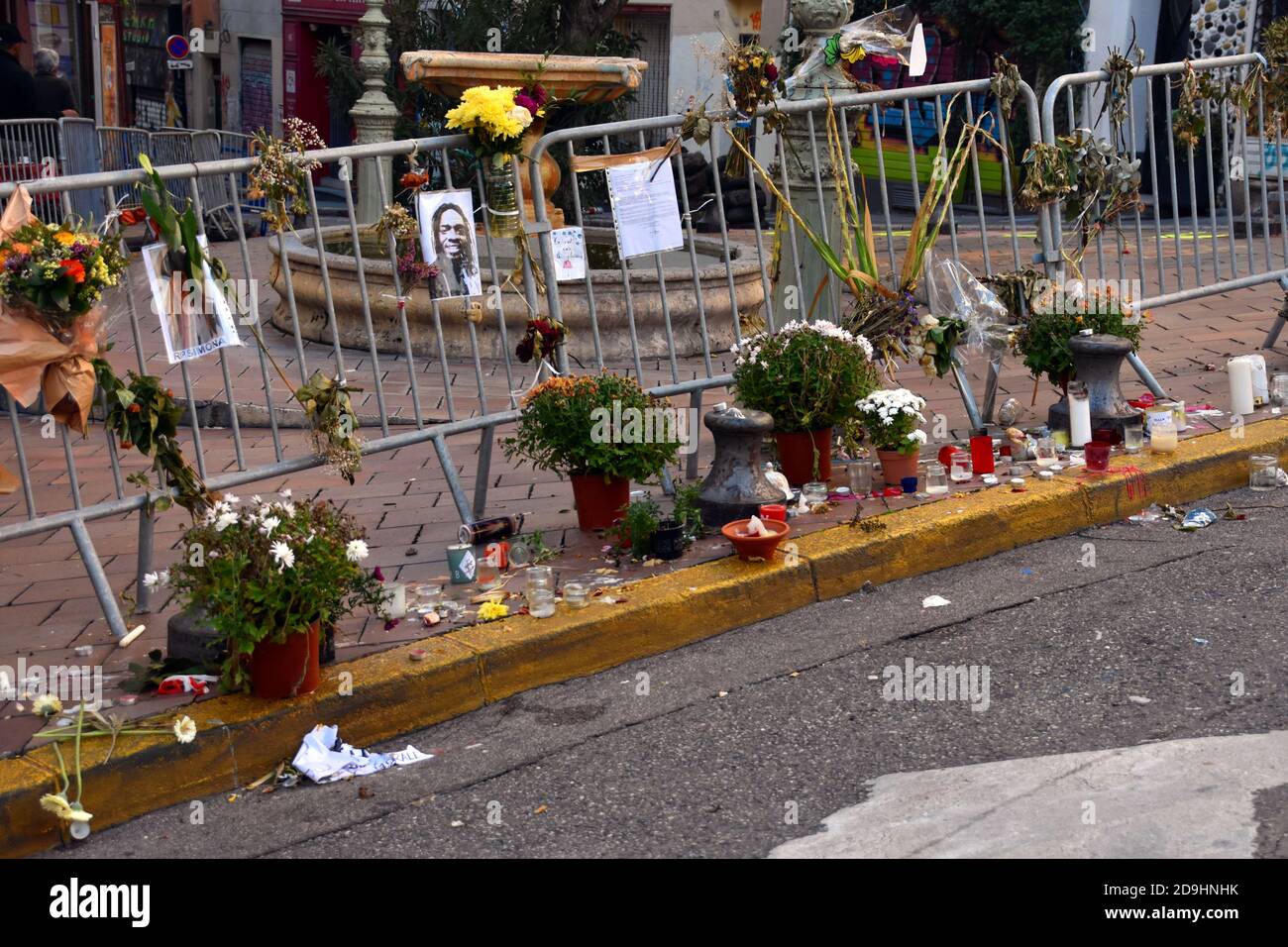 Marseille, Frankreich. November 2020. Blumen und Kerzen sind auf einem Bürgersteig in der Nähe der Rue d'Aubagne zu Ehren der acht Opfer ausgestellt.der zweite Jahrestag des Einsturzes von zwei Gebäuden, die den Tod von acht Opfern verursachten, in der Rue d'Aubagne in Marseille. Kredit: SOPA Images Limited/Alamy Live Nachrichten Stockfoto