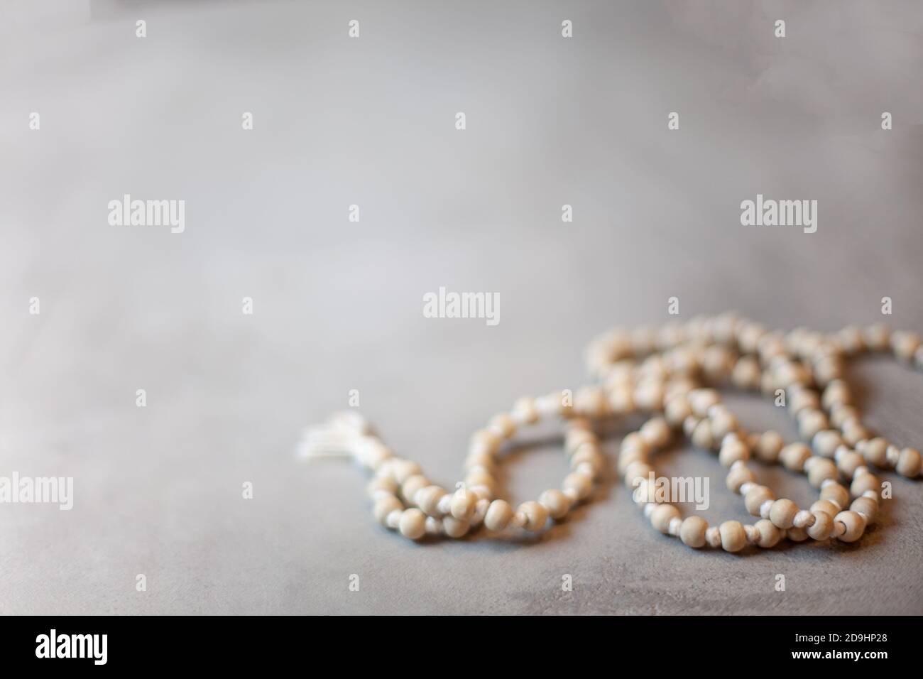 Draufsicht weiße Rosenkranz Perlen isoliert auf dem grauen Hintergrund Stockfoto