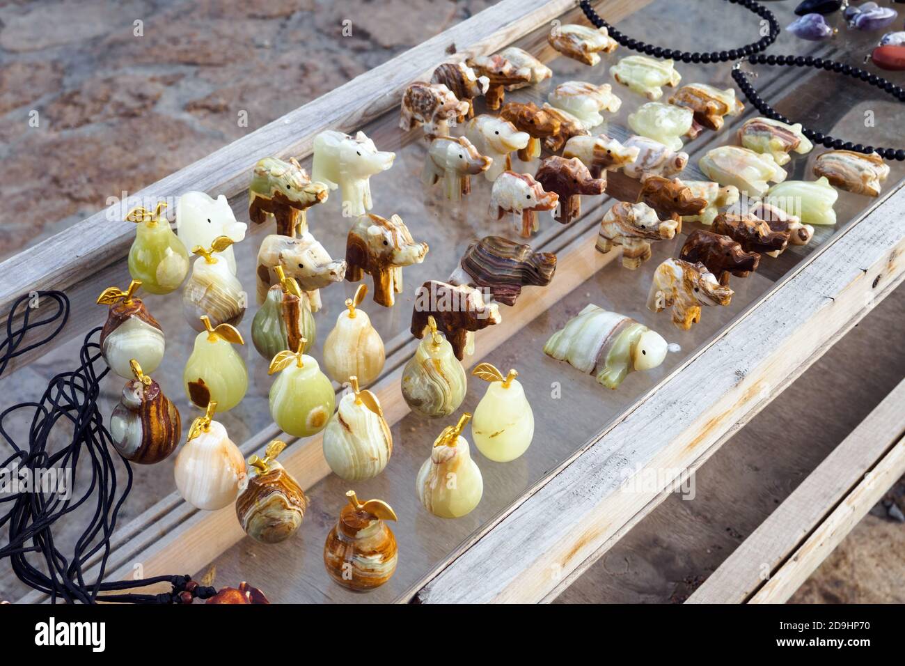Onyx Steinfiguren auf Glasscheibe auf der Straße Stockfoto