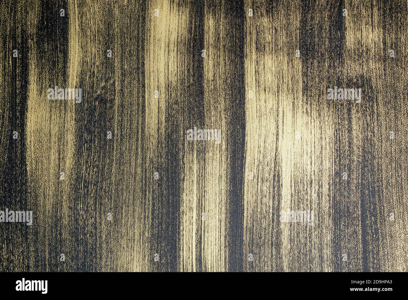 Metalloberfläche mit schwarzen Pinselstrichen über hellem Hintergrund, grunge abstrakter Hintergrund. Stockfoto
