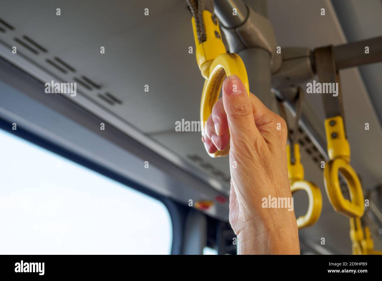 Nahaufnahme des gelben Handgriffs in öffentlichen Verkehrsmitteln. Platz für Text kopieren Stockfoto