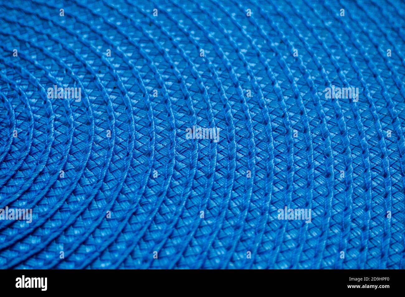 Nahaufnahme eines Teils der blauen runden gewebten Textilmatte. Abstrakter Hintergrund, selektiver Fokus Stockfoto