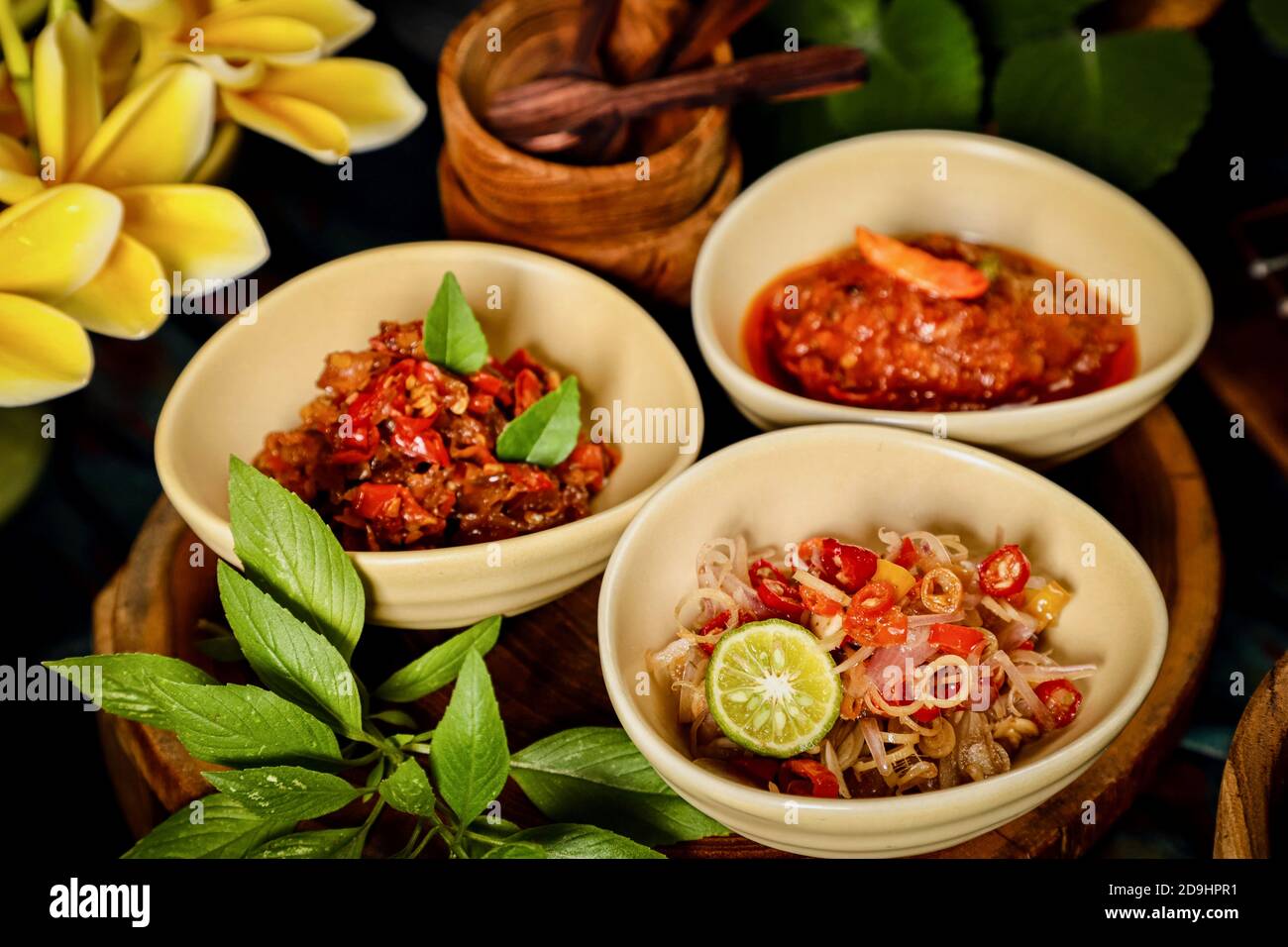 Balinesischer Sambal. Drei balinesische Gewürzwürze mit Sambal Plecing, Sambal Embe und Sambal Matah. Stockfoto