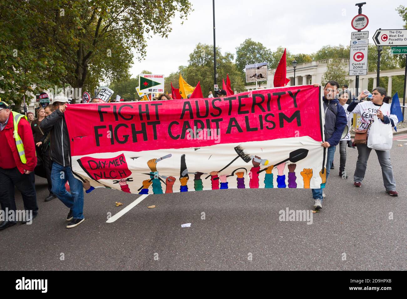 "Großbritannien braucht EINE Gehaltserhöhung", marsch und Kundgebung organisierten TUC (Gewerkschaftskongress), um gegen die Regierungen zu protestieren, die das Sparprogramm fortsetzen. Piccadilly, London, Großbritannien. 18. Oktober 2014 Stockfoto