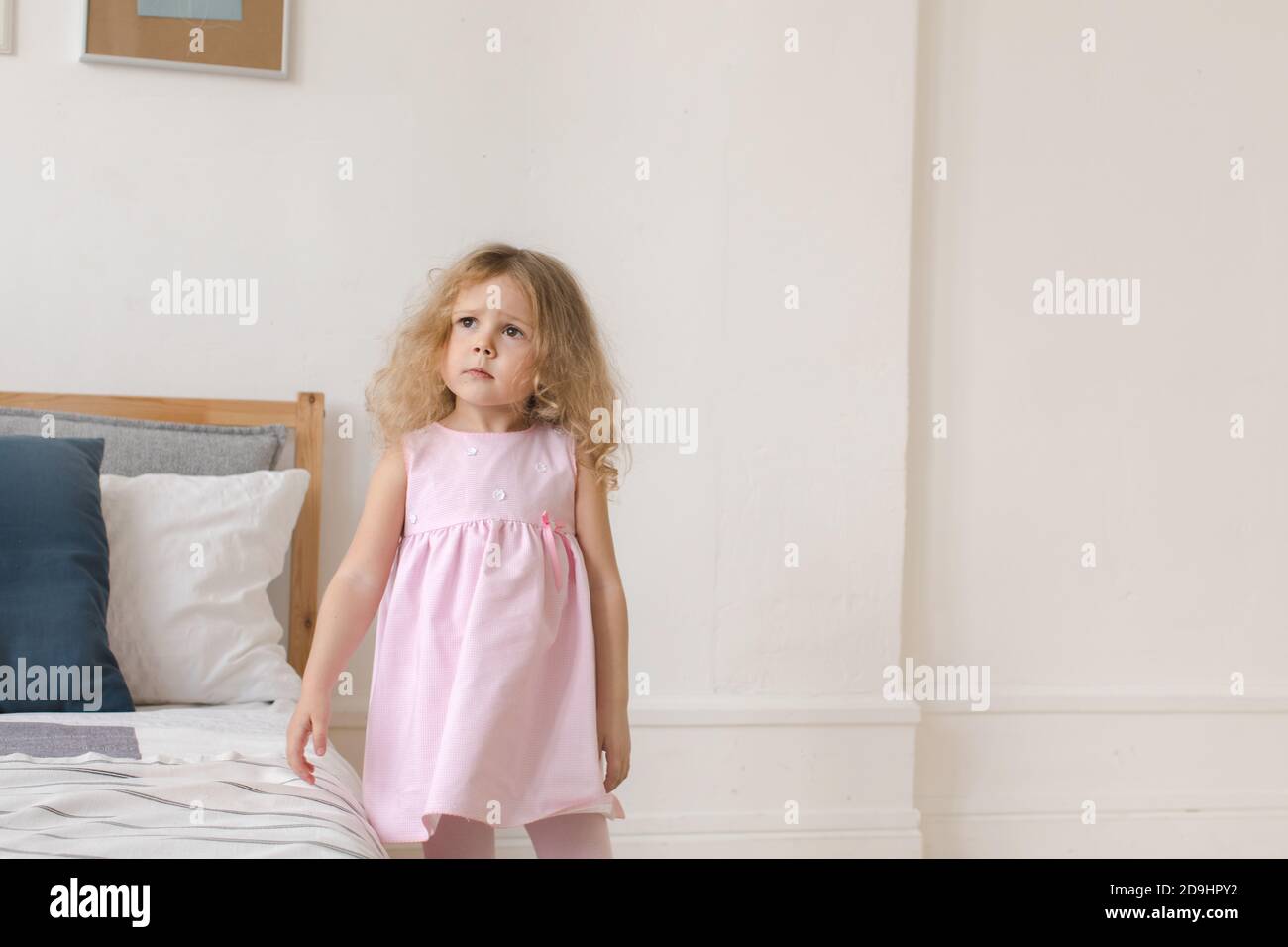 Charming Kind in rosa Kleid zu Hause Stockfoto