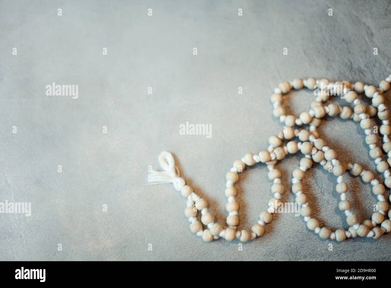 Draufsicht weiße Rosenkranz Perlen isoliert auf dem grauen Hintergrund Stockfoto