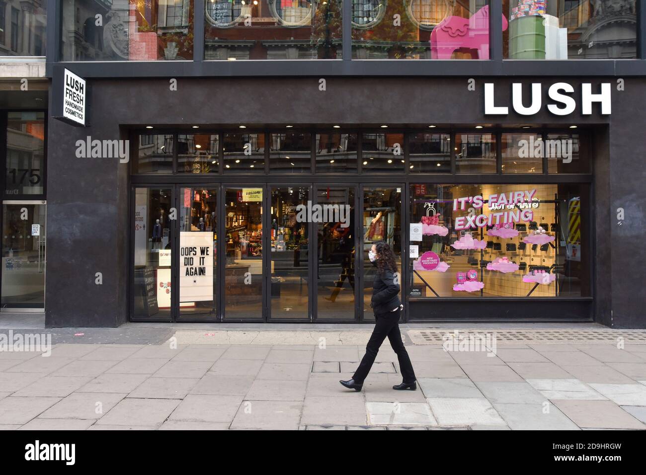 London, Großbritannien. November 2020. Eine Frau, die eine Gesichtsmaske trägt, geht an einem üppigen Laden in der Oxford Street vorbei, der wegen der zweiten Sperre Englands geschlossen ist. Kredit: SOPA Images Limited/Alamy Live Nachrichten Stockfoto