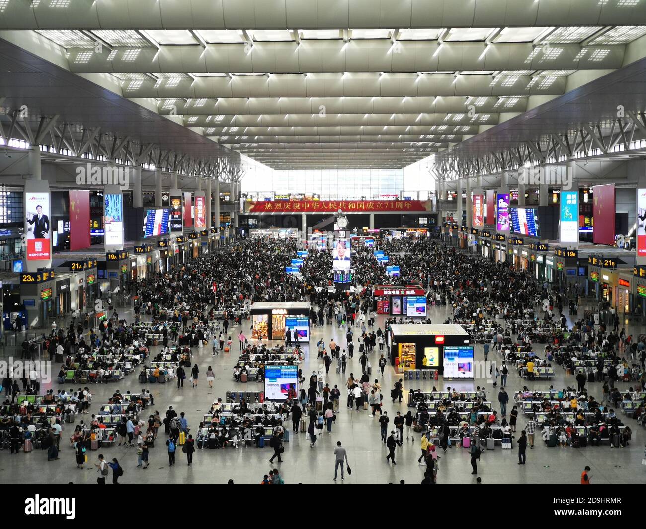 Passagiere, die ihren Urlaub in der Goldenen Woche beenden, bereiten sich darauf vor, die Züge zu nehmen, die sie am Hongqiao Railway Station, Shanghai, China, 7 zur Arbeit bringen Stockfoto