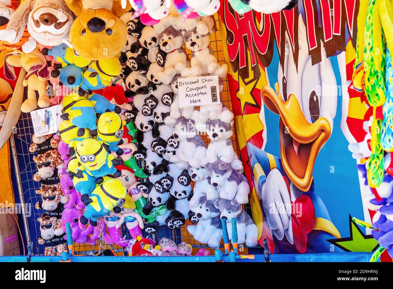 MACKAY, QUEENSLAND, AUSTRALIEN - 2019. JUNI: Ein Glücksspiel, das Ballons zerschellt, um einen Preis auf der Mackay Annual Show zu gewinnen Stockfoto