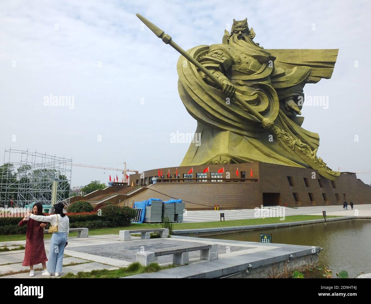 Die Bronzestatue des chinesischen alten Militärgenerals Guan Yu, mit einer Höhe von 58 Metern und einem Gewicht von 1200 Tonnen, errichtet in einem lokalen Park in Jingzho Stockfoto