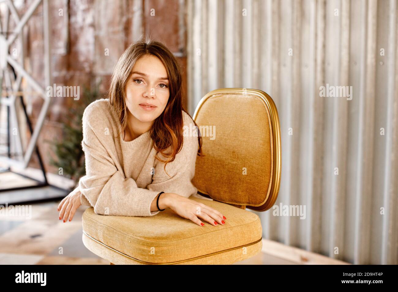 Ruhige Frau in lässigem Outfit in moderner Wohnung Stockfoto