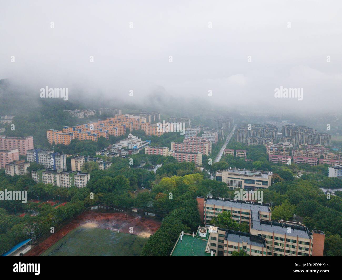 Eine Luftaufnahme des Campus der Chongqing University of Post and Telecommunications, die ihren 70. Jahrestag der Gründung mit de feiert Stockfoto