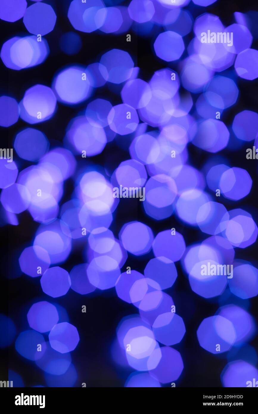 Weihnachten Bokeh Licht abstrakt mit blau lila Blur Festliche Lichter, funkelnden glänzend schimmernden weihnachtshintergrund Stockfoto