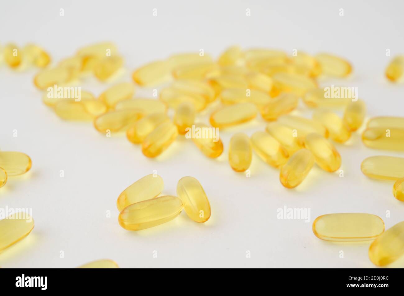 Diätetische Ernährung viele gelbe Softgels Fischöl omega3 auf weiß Fläche mit Kopierbereich Stockfoto