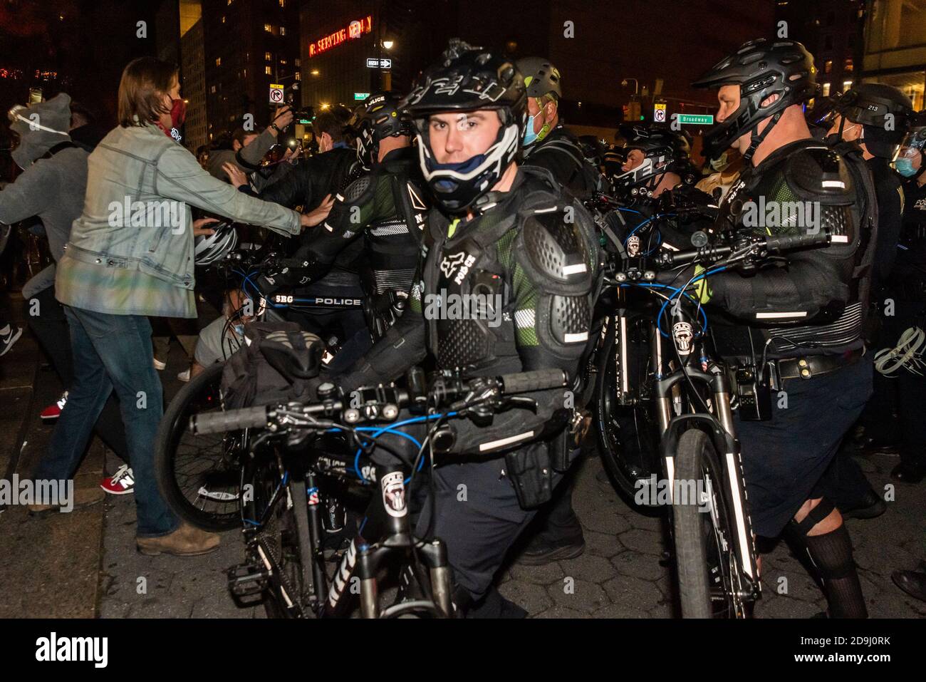 NYPD-Offiziere der Fahrradeinheit drücken am 5. November 2020 die Protestierenden in New York City zurück, "Wir wählen Freiheit". (Foto von Gabriele Holtermann/Sipa USA) Quelle: SIPA USA/Alamy Live News Stockfoto