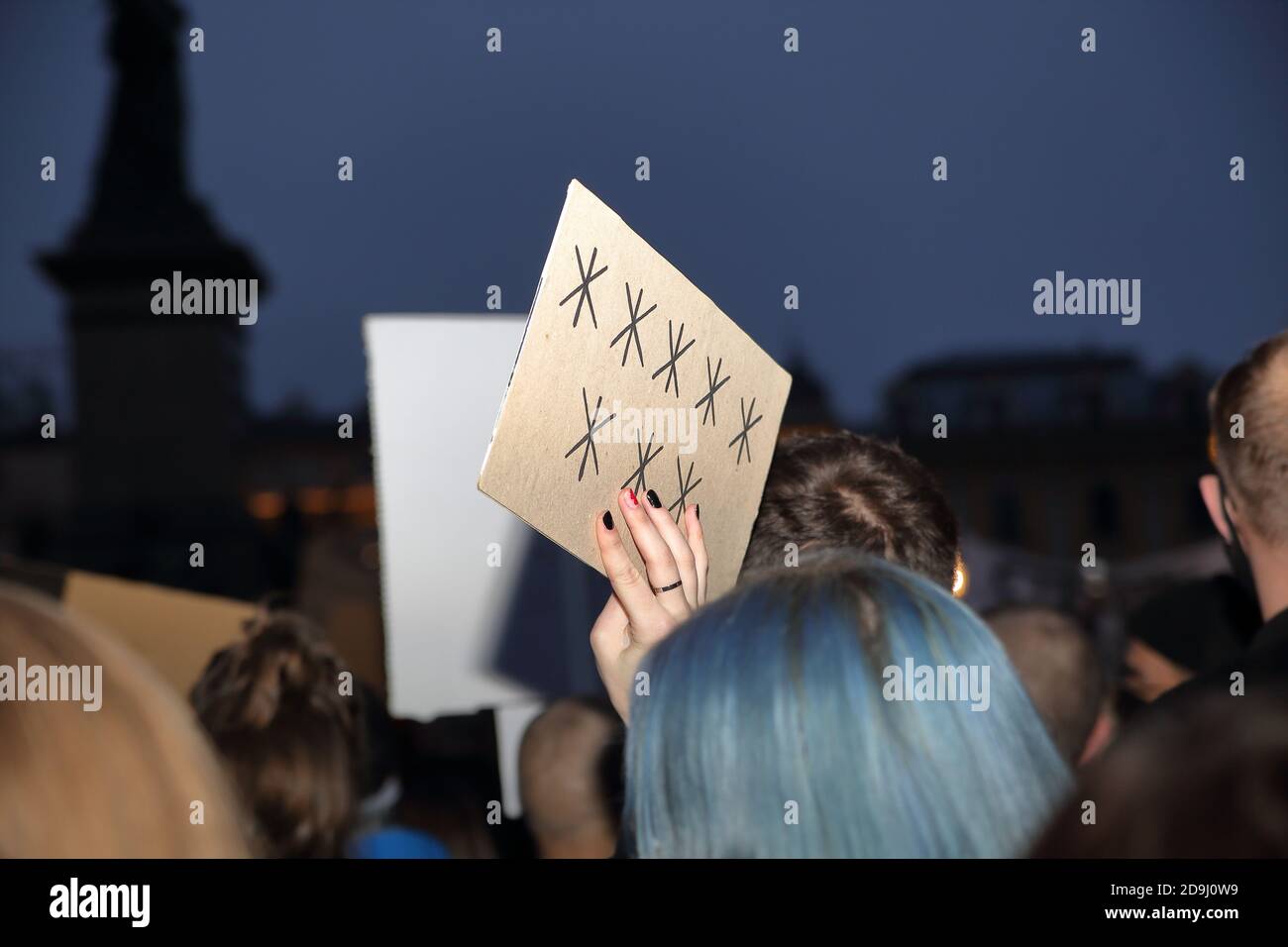 Krakau, Polen - November 24 2020:Demonstration in Krakau hält das Mädchen ein Banner mit 8 Sternen, das die grobe Meinung über die regierende Partei Recht und Gerechtigkeit symbolisiert Stockfoto