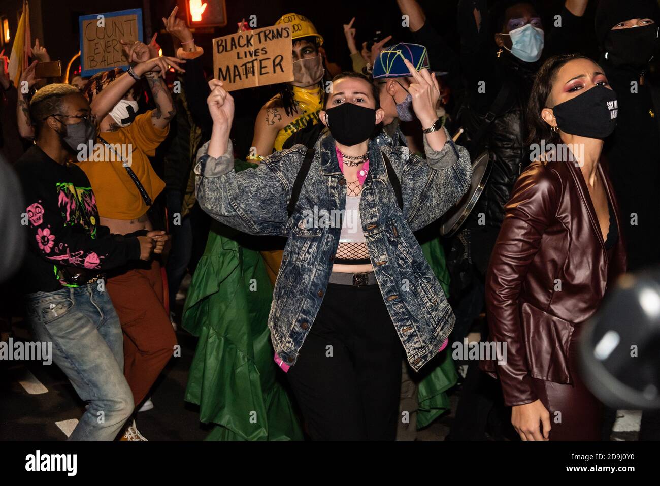 Ein Protestierende "Wir wählen Freiheit" dreht eine Gruppe von NYPD-Offizieren um, als sie an ihnen vorbeigehen, nachdem sie Stonewall am 5. November 2020 in New York City verlassen haben. (Foto von Gabriele Holtermann/Sipa USA) Quelle: SIPA USA/Alamy Live News Stockfoto