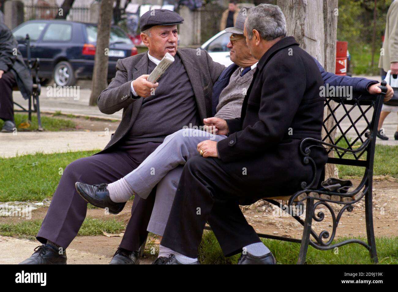 Alte Männer sprechen, Tirana, Albanien Stockfoto