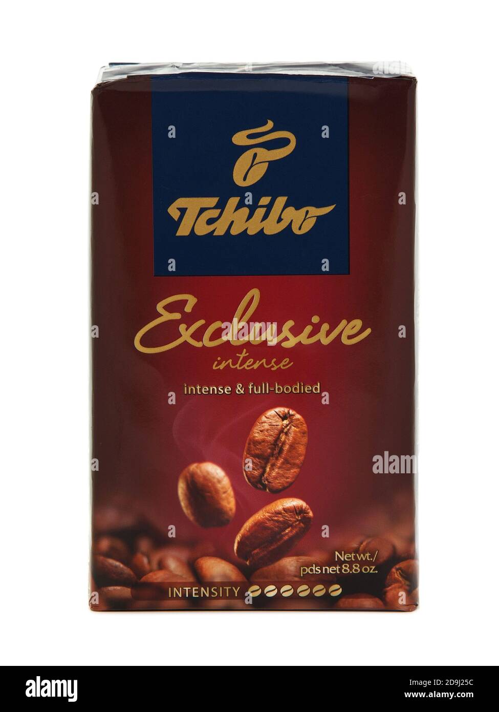 BUKAREST, RUMÄNIEN - 12. JANUAR 2016. Tchibo Exclusive intensiv, Vakuum-Kaffeesatz isoliert auf weiß Stockfoto