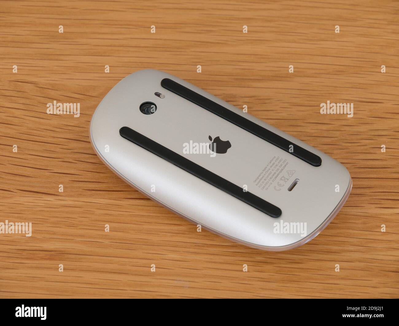 Nahaufnahme der Unterseite der weißen kabellosen/Bluetooth-/kabellosen Apple Magic Mouse 2 mit Ladeanschluss, Sensor und Gummistreifen. Stockfoto