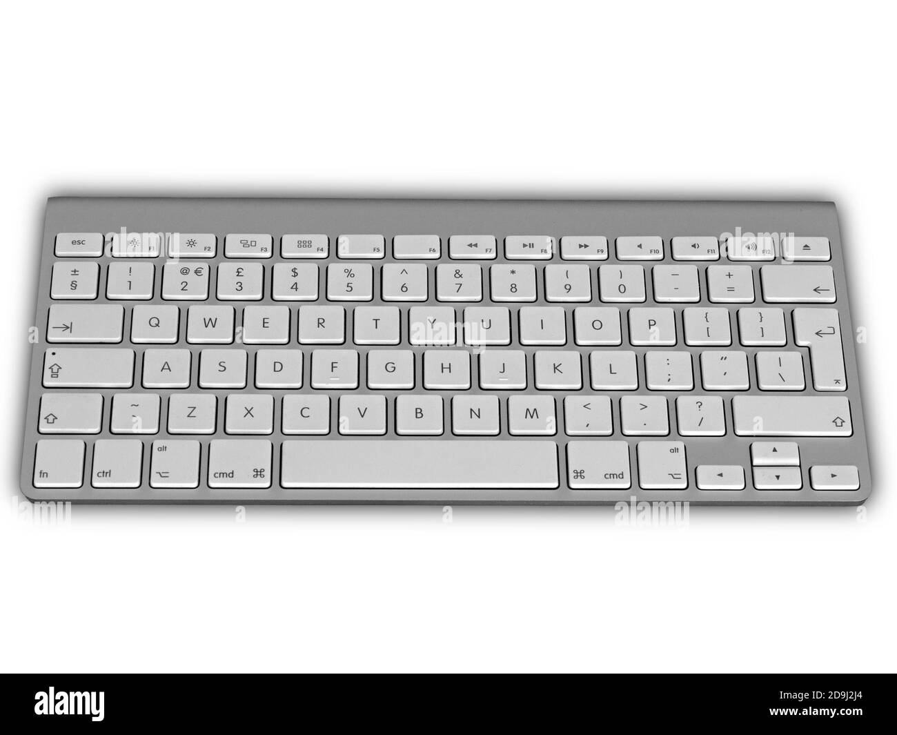 Apple Magic kabelloser Bluetooth-Computer GB englische QWERTY-Tastatur mit weißen Tasten und silberfarbenem eloxiertem Aluminiumgehäuse auf weißem Hintergrund Stockfoto