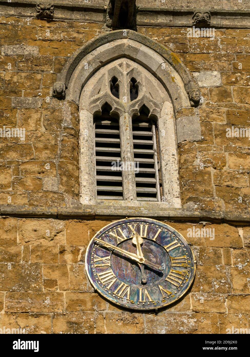 Kirche Uhr, St. Peter's Church im Dorf Knossington, Leicestershire, England, Großbritannien Stockfoto