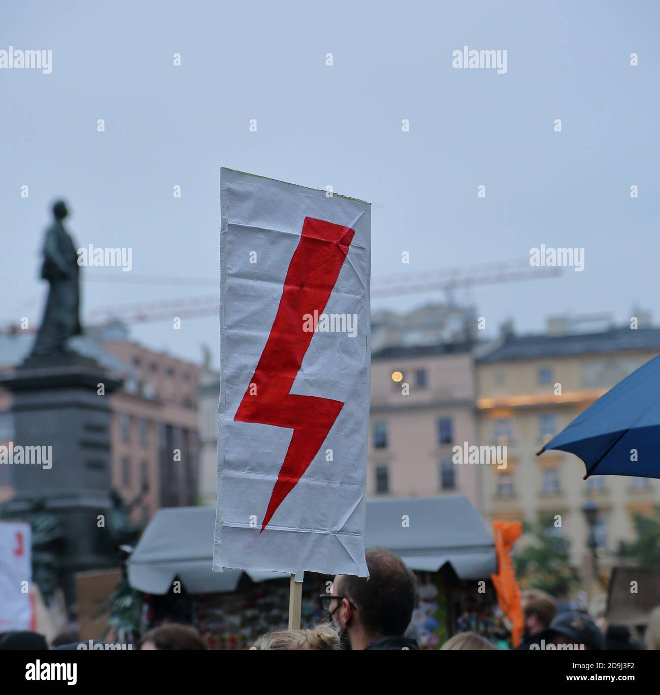 Roter Blitz als Symbol der Frauen Streik Bewegung auf Banner hält von Protestierenden während Anti-Regierung-Demonstration in Krakau, Polen Stockfoto