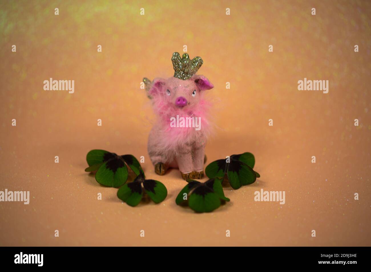 Lucky Schwein auf rosa Hintergrund mit Schamlippen, Talisman Stockfoto