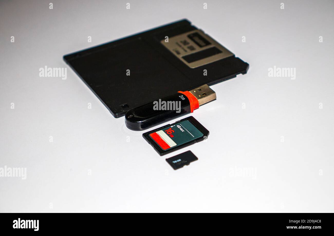 Alte Diskette, usb-Flash, Speicherkarte und Mikro-Speicherkarte auf weißem Hintergrund. In Innenräumen Stockfoto