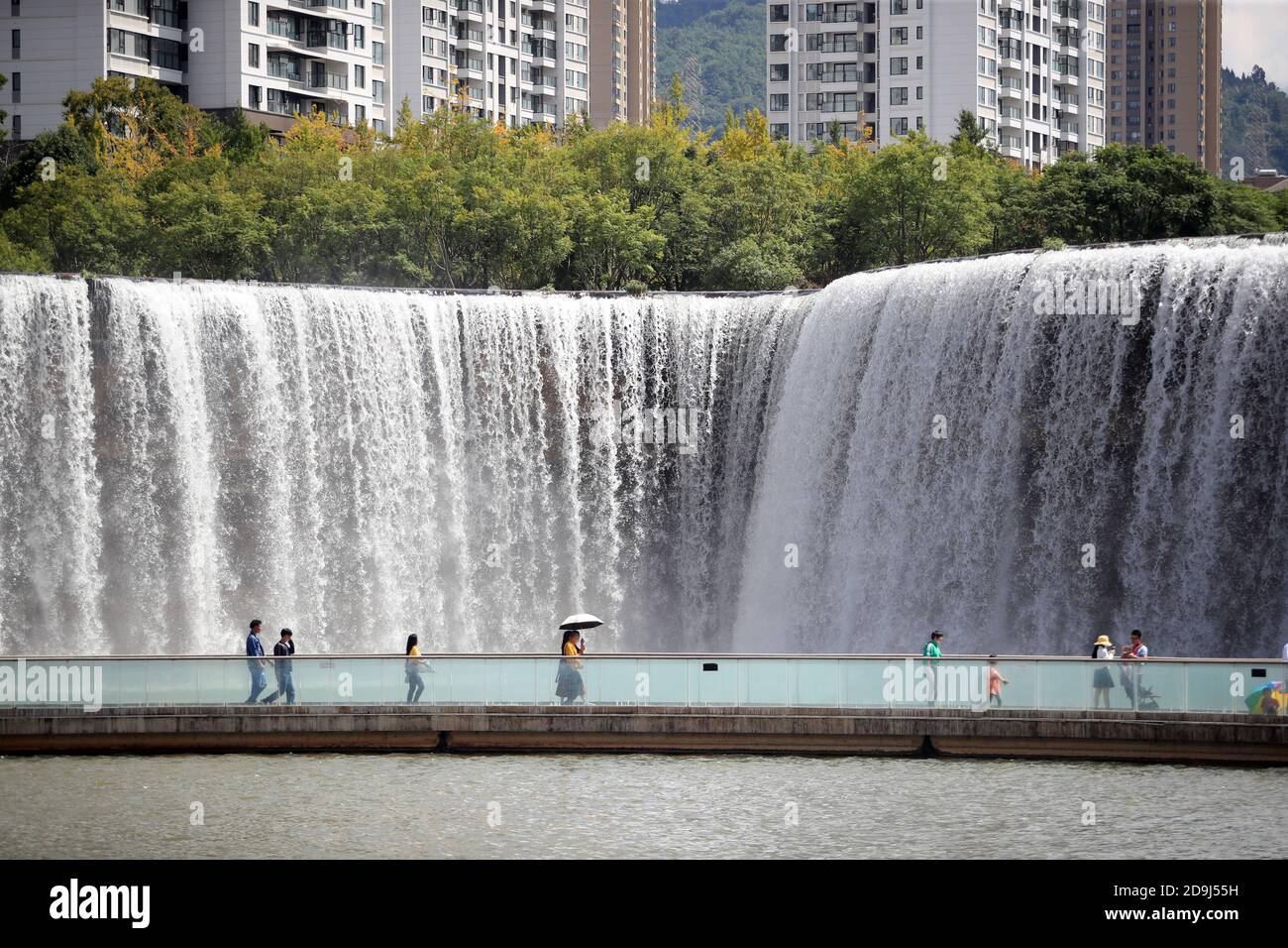 Luftaufnahme des Kunming Waterfall Park in der Stadt Kunming, einem riesigen künstlichen 400 Meter breiten Wasserfall im südwestlichen chinesischen Yunnan PR Stockfoto