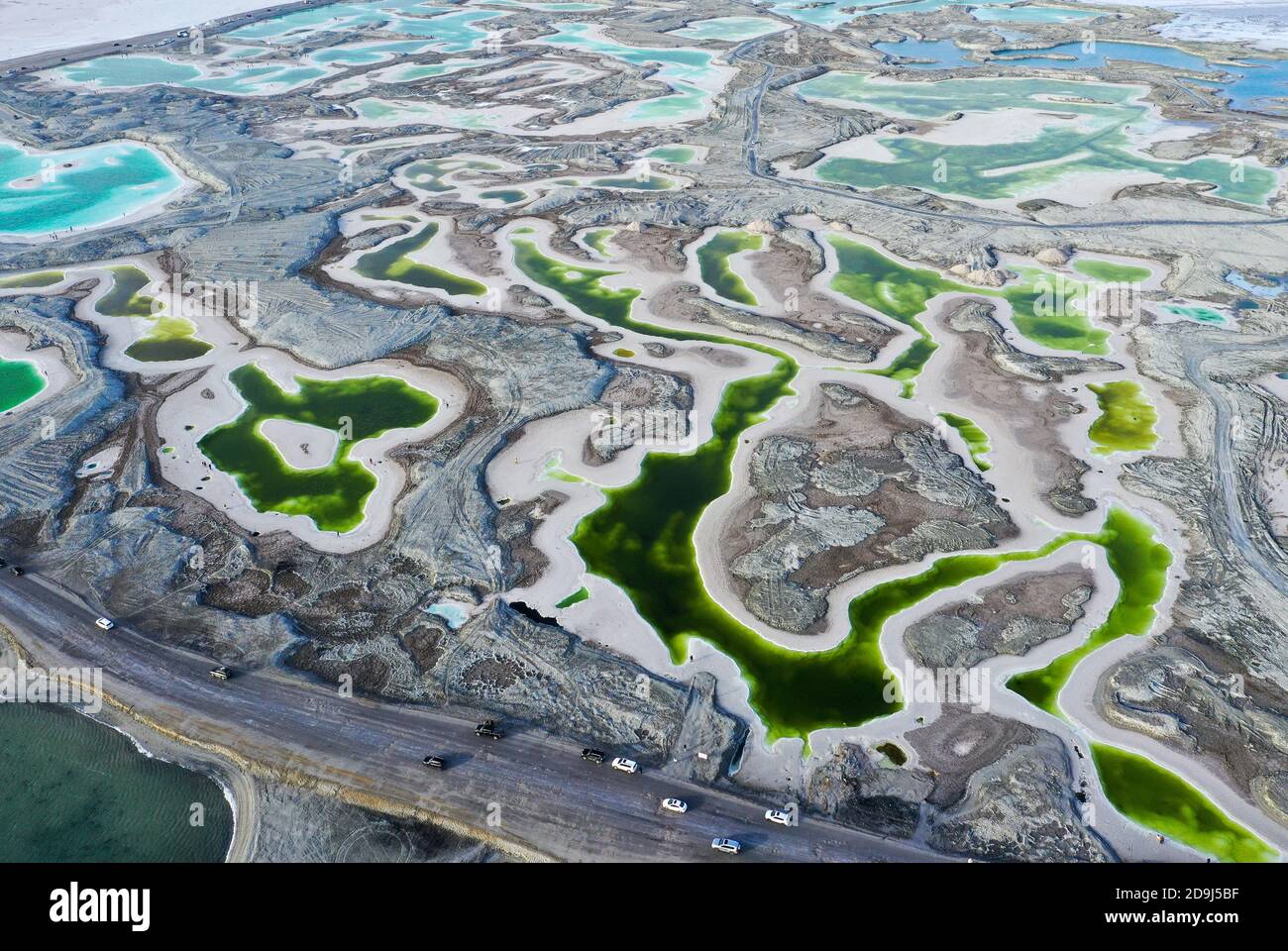 Eine Luftaufnahme der Salzpfanne in der Stadt Dachaidan, mongolisch-tibetische Autonome Präfektur Haixi, nordwestlich der chinesischen Provinz Qinghai, 15. Oktober 2020. Stockfoto