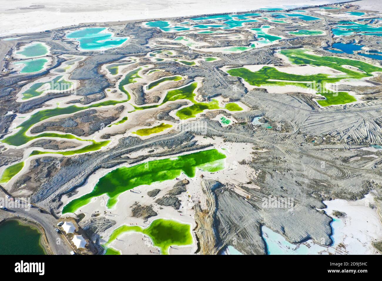 Eine Luftaufnahme der Salzpfanne in der Stadt Dachaidan, mongolisch-tibetische Autonome Präfektur Haixi, nordwestlich der chinesischen Provinz Qinghai, 15. Oktober 2020. Stockfoto