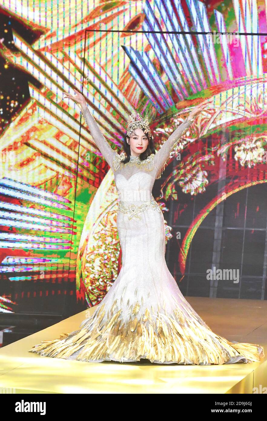 Die chinesische Sängerin, Tänzerin, Schauspielerin, Model und Fernsehmoderatorin Victoria Song nimmt am 13. China Golden Eagle TV Art Festival in Changsha, im Süden Teil Stockfoto