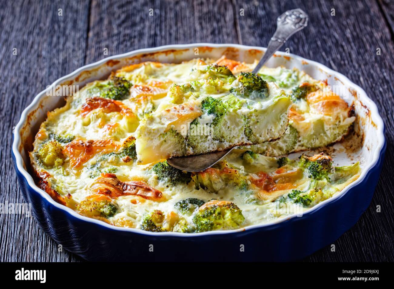 Crustless Broccoli Quiche glutenfrei gebacken mit Brie und Cheddar-Käse, horizontale Ansicht von oben Stockfoto