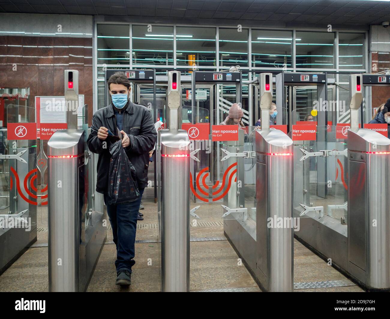 Moskau. Russland. 29. Oktober 2020. Passagiere passieren automatische Drehkreuze an der Moskauer U-Bahn-Station. Auf den Gesichtern der Menschen, Schutzmasken Stockfoto