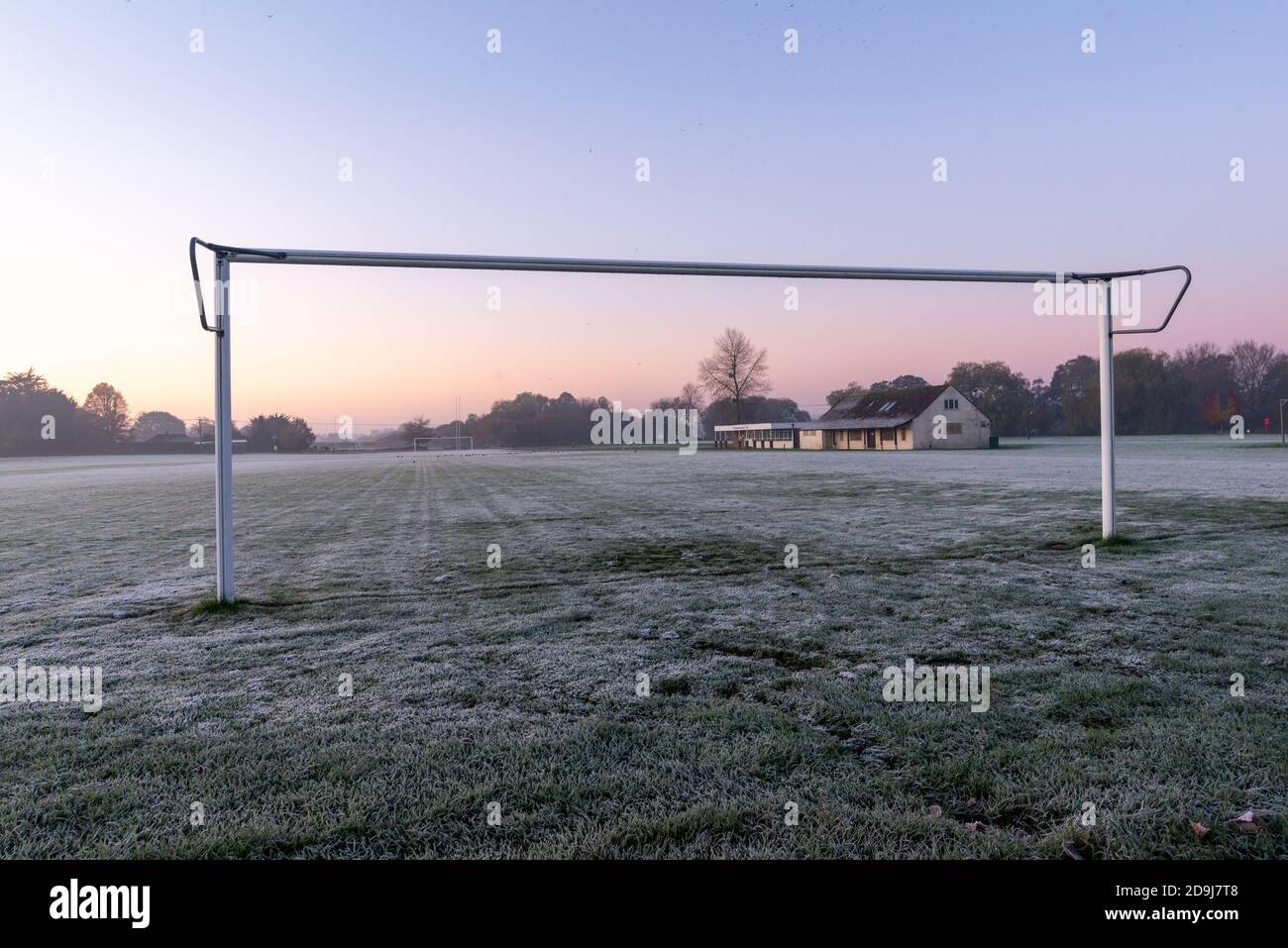 Fordingbridge, New Forest, Hampshire, UK, 6. November 2020, Wetter: Ein kalter Start in den Tag mit Temperaturen, die auf Frost eintauchen und Nebel in der ruhigen Luft über der Stadt am Flussufer bilden. Frost liegt dicht auf dem Fußballplatz der Stadt. Kredit: Paul Biggins/Alamy Live Nachrichten Stockfoto