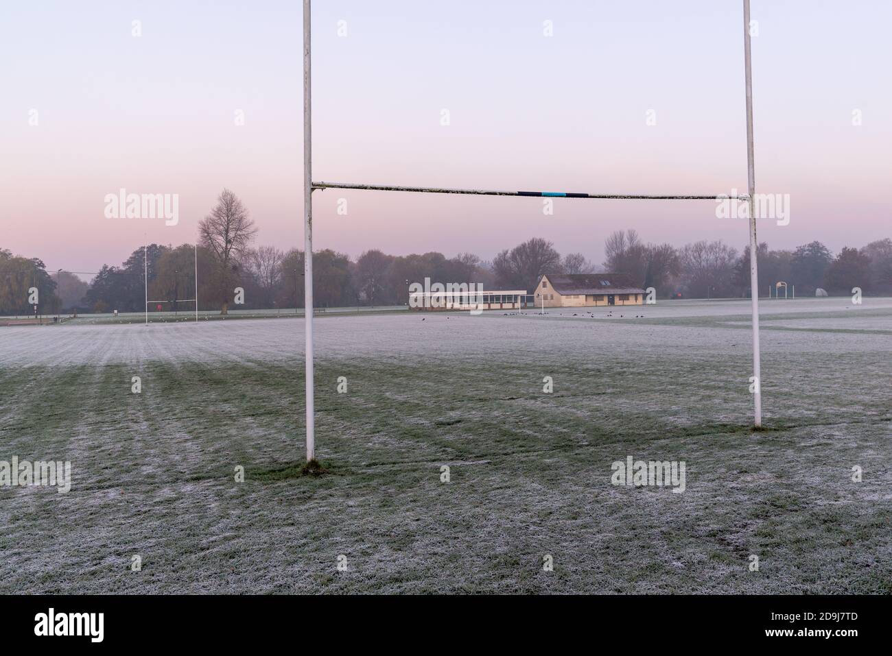 Fordingbridge, New Forest, Hampshire, UK, 6. November 2020, Wetter: Ein kalter Start in den Tag mit Temperaturen, die auf Frost eintauchen und Nebel in der ruhigen Luft über der Stadt am Flussufer bilden. Frost liegt dicht auf dem Rugby-Platz der Stadt. Kredit: Paul Biggins/Alamy Live Nachrichten Stockfoto