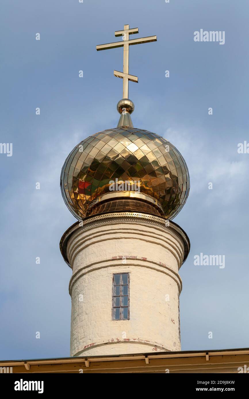 Goldene Kuppel mit Kreuz der Tichwin Kathedrale von Dormition. Russland Stockfoto