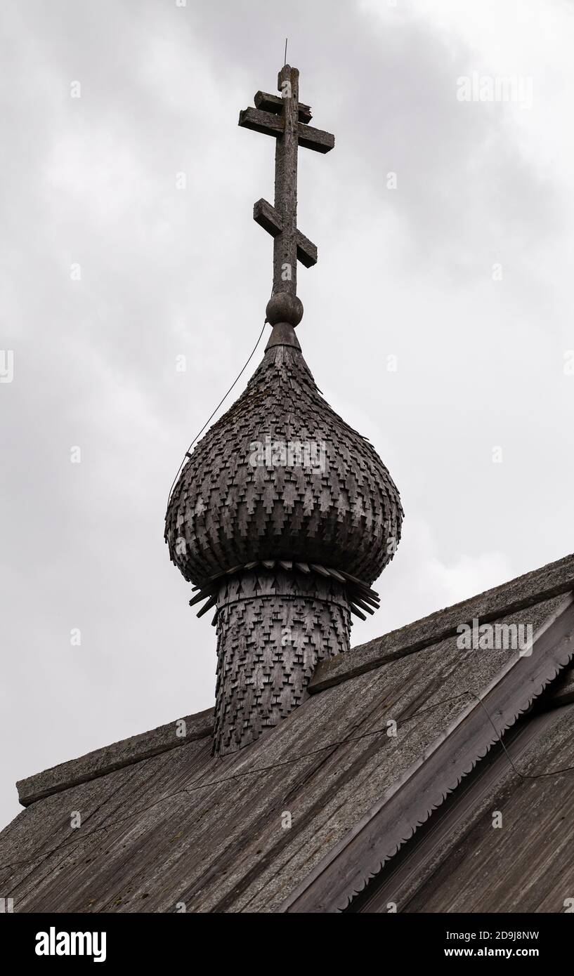 Ladoga Festung Holzkapelle Dach mit traditionellen Kuppel und Kreuz. Vertikales Foto Stockfoto
