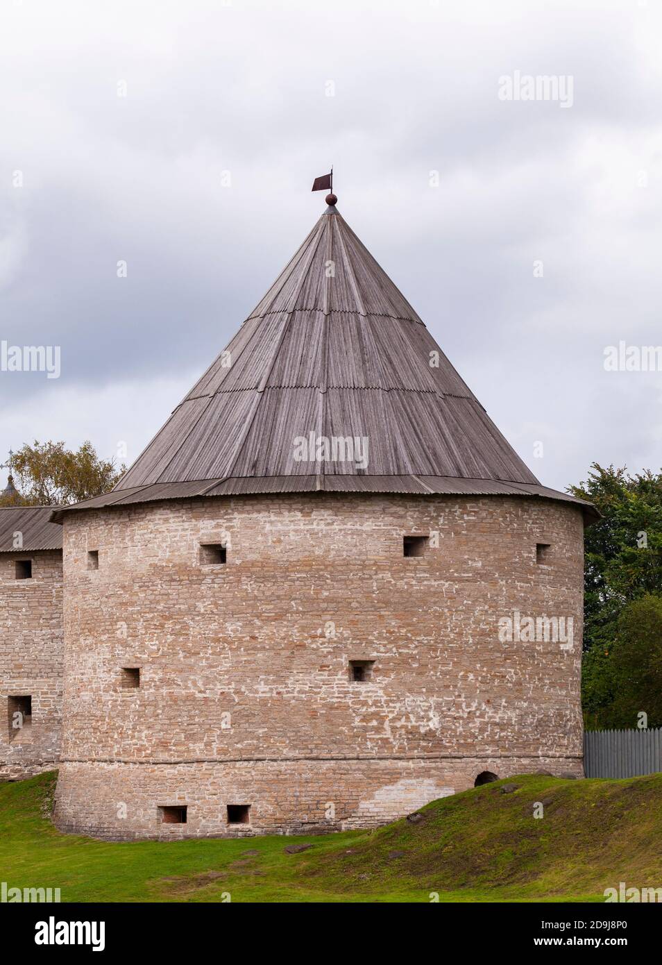 Die Festung von Ladoga. Es wurde im 12. Jahrhundert erbaut und 400 Jahre später wieder aufgebaut. Staraya Ladoga, Russland. Vertikales Foto Stockfoto