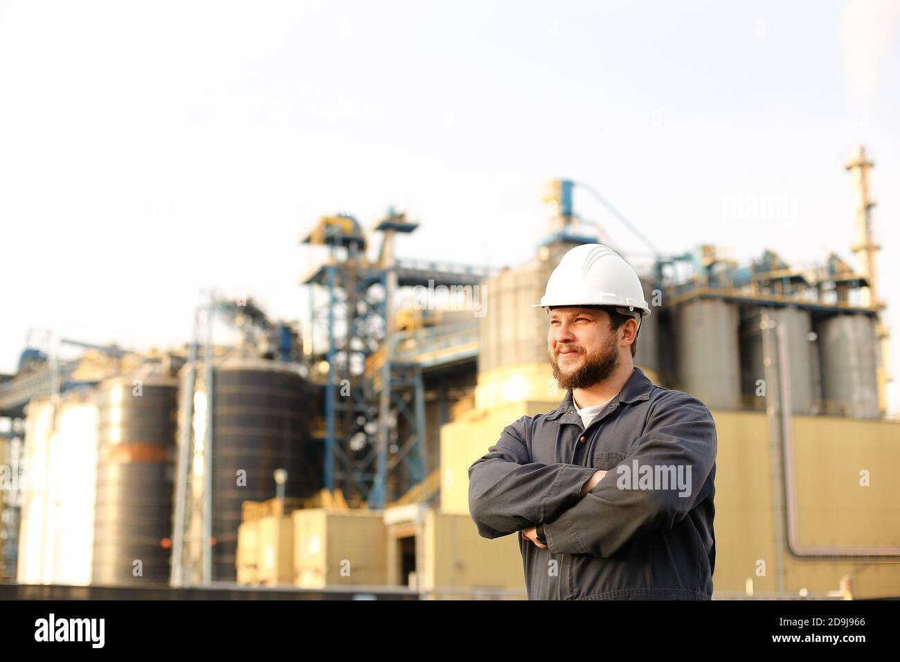 Porträt eines industriellen männlichen Regisseurs, der in der Nähe der Fabrik im Freien steht. Stockfoto