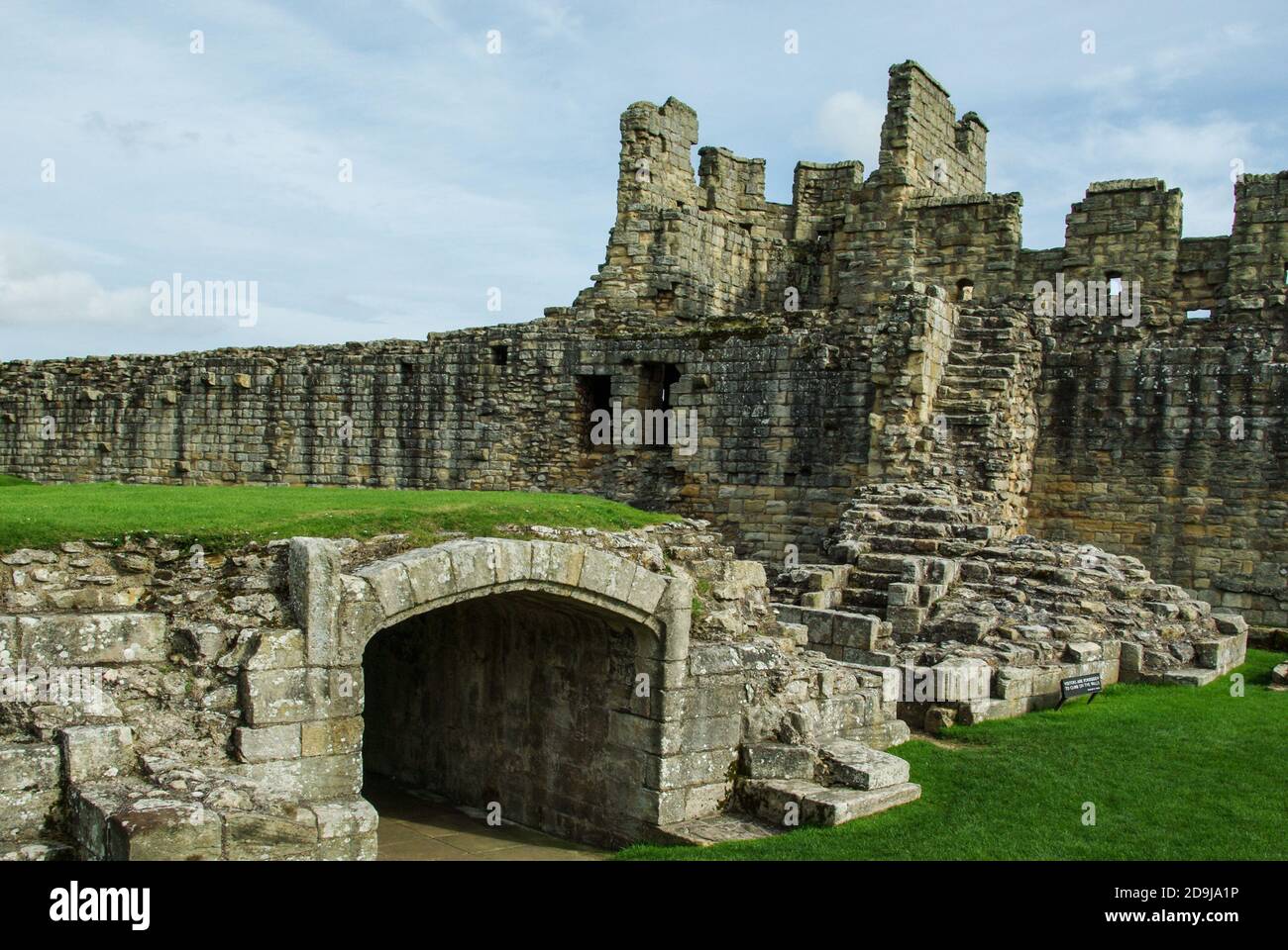 Alte Stadtmauer von Warkworth Castle, die Überreste einer mittelalterlichen Burg aus dem 12. Jahrhundert, die heute unter der Obhut des englischen Erbes steht; Northumberland, Großbritannien Stockfoto