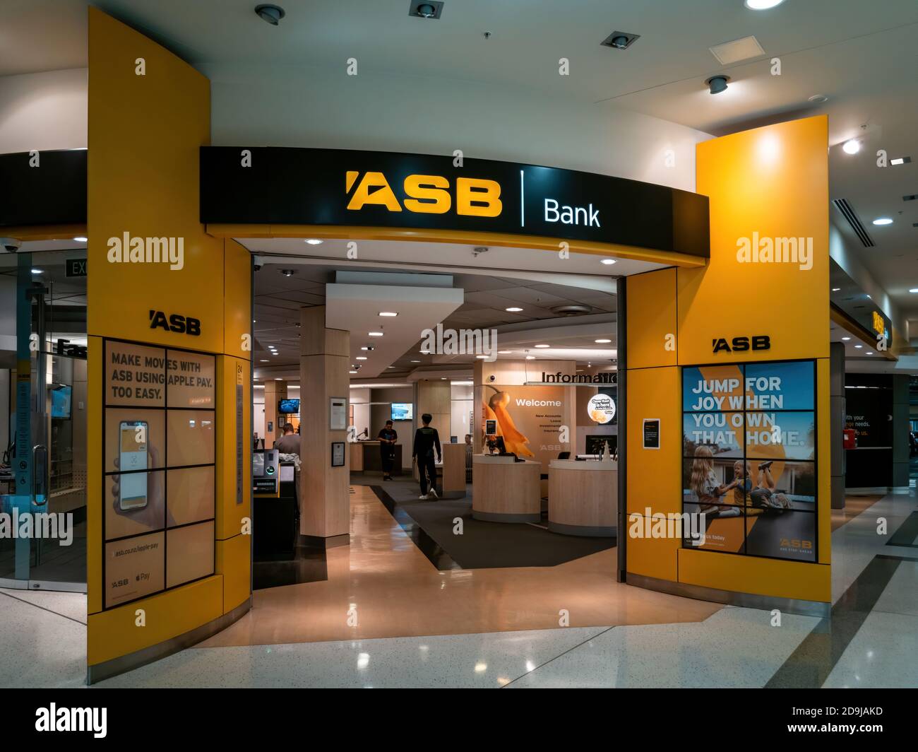 AUCKLAND, NEUSEELAND - 05. Januar 2020: Auckland / Neuseeland - 4. Januar 2020: Blick auf die ASB Bank im WestCity Waitakere Shopping Centre in Henderson Stockfoto