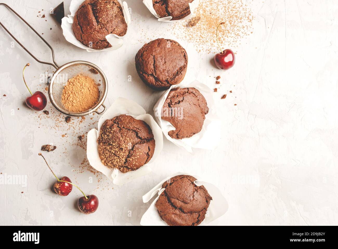 Hausgemachte, frische Schokoladenmuffins mit Beeren und Schokoladenstücken. Stockfoto