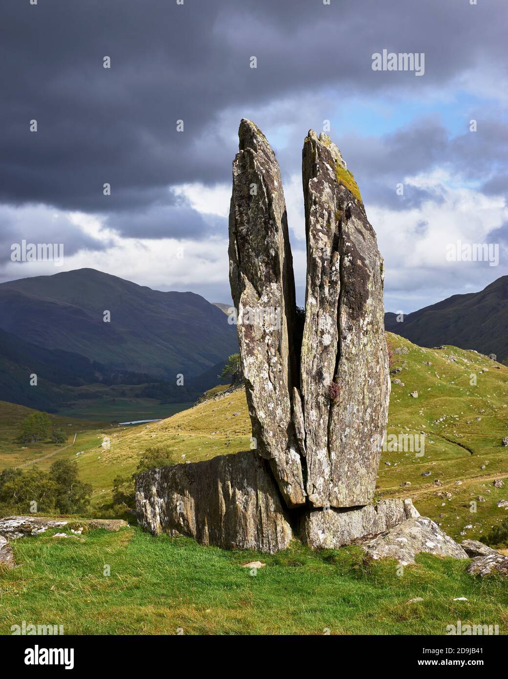 Ein gespaltener aufrechter Stein in Gleun Dà-Eigg, Glen Lyon, bekannt als die betenden Hände von Mary oder Fionn's Rock, Perth und Kinross, Schottland. Stockfoto
